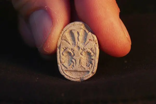 Bé gái leo núi nhặt được viên đá nhỏ, khai quật "bí mật" từ 3800 năm trước