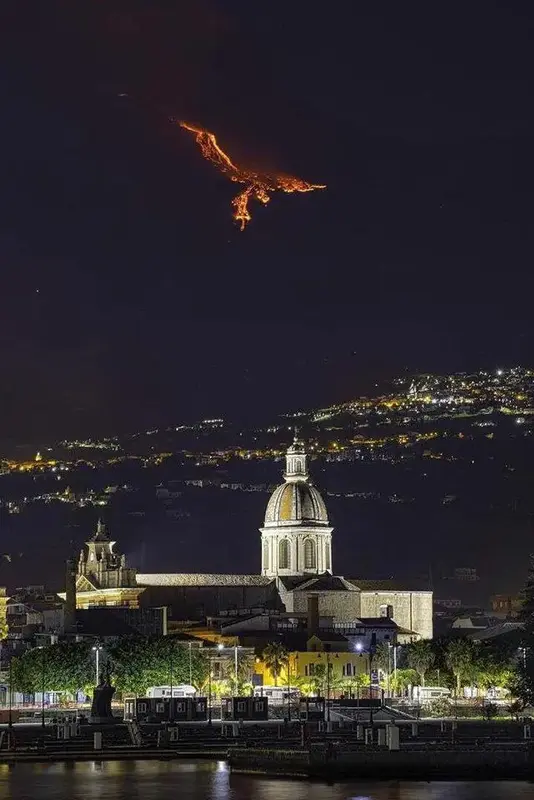 Bức ảnh núi lửa phun ra dung nham hình chim phượng hoàng