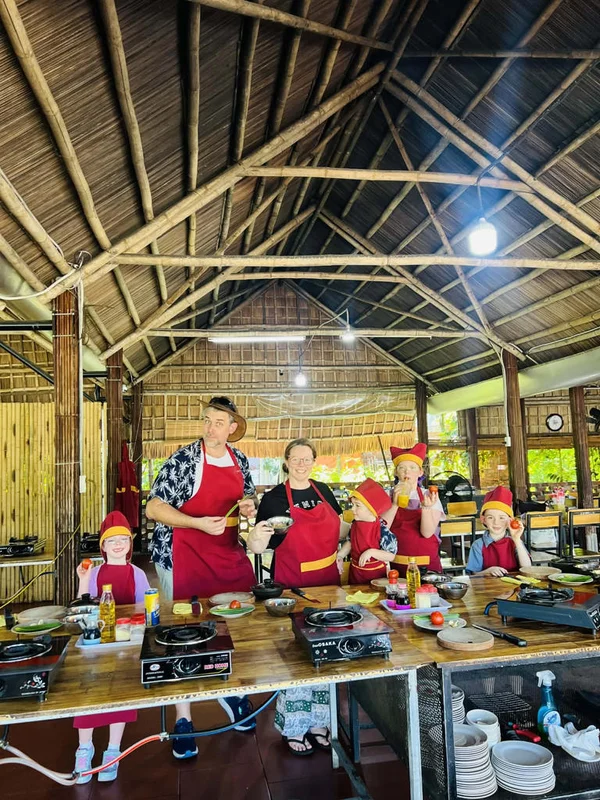 Gia đình Tây cho con học cả thế giới tại Việt Nam-1.webp