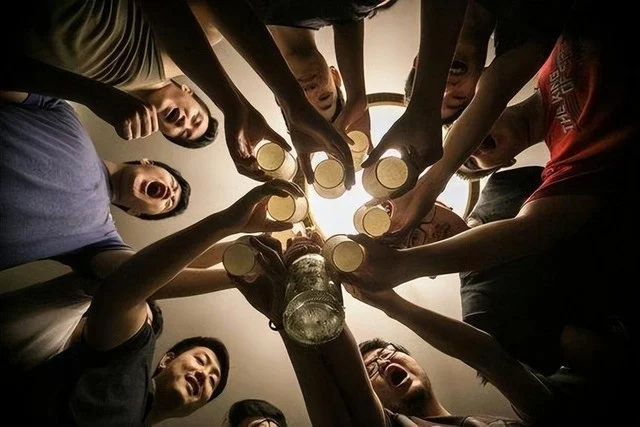 Họp lớp 18 năm tôi nhận ra 3 sự thật cay đắng về cách sống của người trưởng thành-1.webp