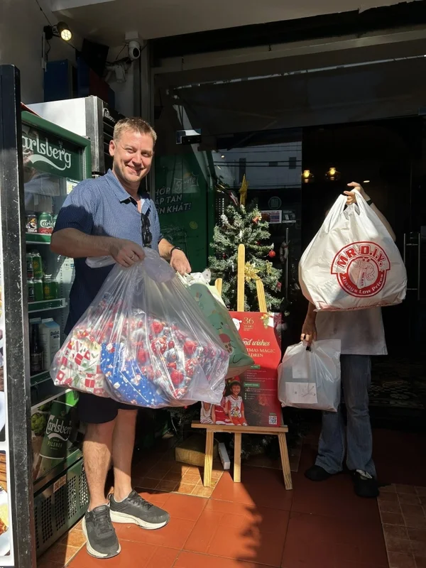 Khách Tây làm ông già Noel cho trẻ em Việt-1.webp