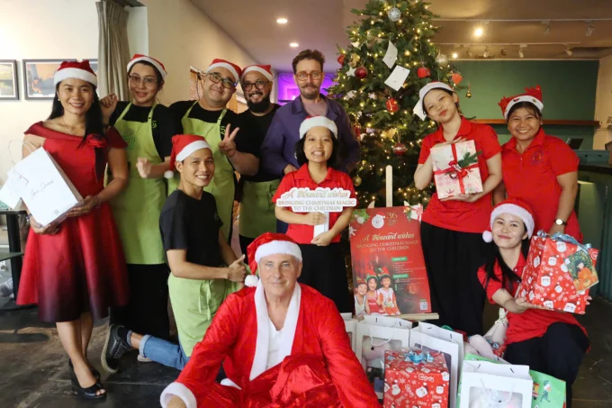 Khách Tây làm ông già Noel cho trẻ em Việt-2.webp