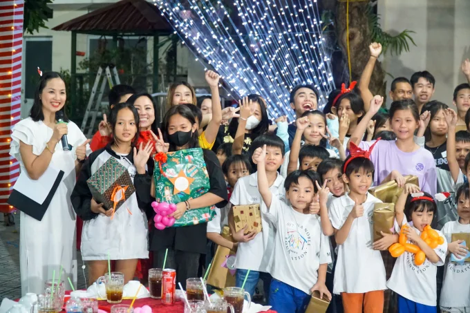 Khách Tây làm ông già Noel cho trẻ em Việt-3.webp