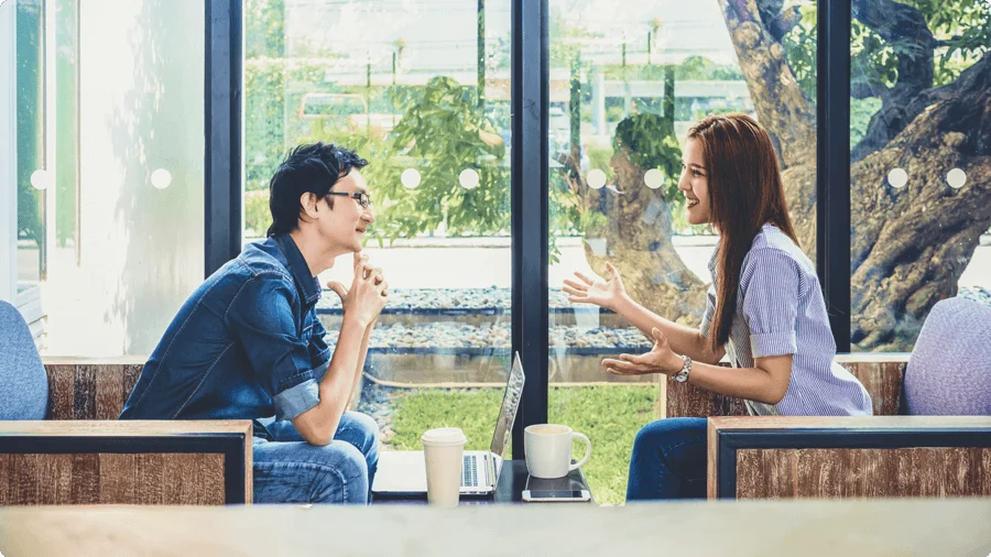 Lắng nghe với sự quan tâm.webp