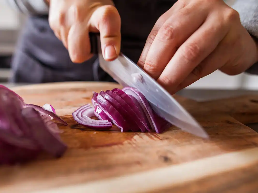 Nghiên cứu mới chỉ cách cắt hành tây không bị cay mắt?