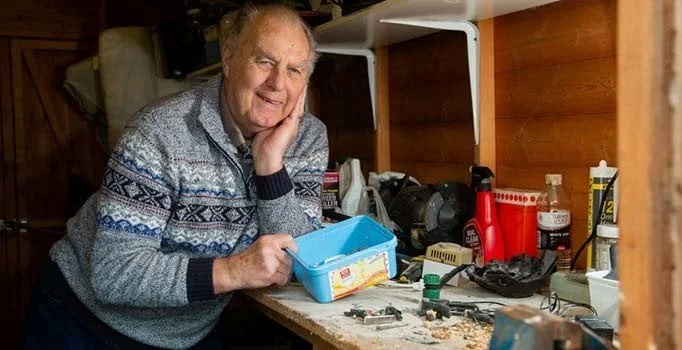 Chú chuột nhỏ bí mật dọn nhà giúp cụ ông hàng đêm