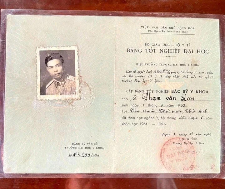 Tấm bằng đại học Y gần 60 năm tuổi và câu chuyện về một bác sĩ quân y-1.webp