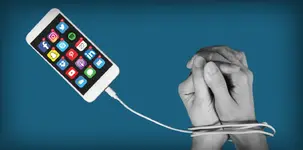 Cậu bé sẵn sàng đánh đổi cuộc sống để bố rời điện thoại