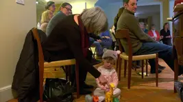 Cả phố học ngôn ngữ khiếm thính để trò chuyện với bé gái 2 tuổi