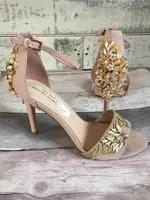 Cô dâu tìm thấy lời nhắn của mẹ đã mất dưới giày cưới