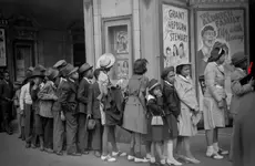 Bức ảnh 'đứa trẻ cầm ipad' gây tranh cãi về bằng chứng du hành thời gian