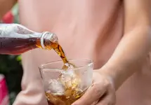 Nước ngọt có gas không tốt cho sức khỏe nhưng sao nhiều người vẫn nghiện?