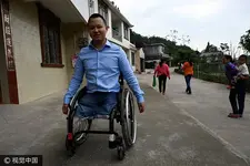 Chuyện tình chàng không chân cưới được vợ xinh đẹp