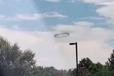 Vòng tròn đen bí ẩn lơ lửng trên bầu trời khiến người đi đường xôn xao