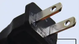 Lỗ tròn nhỏ trên phích cắm dùng để làm gì? Hóa ra chúng không phải để trang trí mà có công dụng tuyệt vời