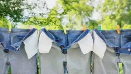 Tại sao nên lộn trái quần áo khi giặt?