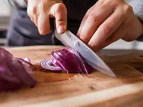 Nghiên cứu mới chỉ cách cắt hành tây không bị cay mắt?