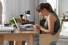 Thói quen khi ngồi làm việc khiến bạn trông già hơn tuổi