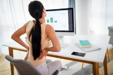 Thói quen khi ngồi làm việc khiến bạn trông già hơn tuổi-2.webp