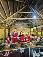 Gia đình Tây cho con học cả thế giới tại Việt Nam-1.webp