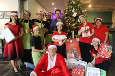 Khách Tây làm ông già Noel cho trẻ em Việt-2.webp