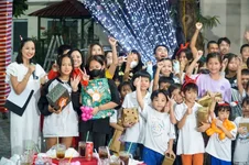 Khách Tây làm ông già Noel cho trẻ em Việt-3.webp