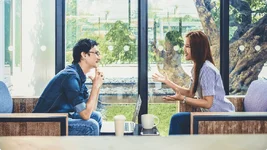 Lắng nghe với sự quan tâm.webp