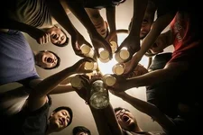 Họp lớp 18 năm tôi nhận ra 3 sự thật cay đắng về cách sống của người trưởng thành-1.webp